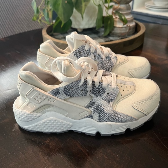 NIKE AIR HURACHE SNEAKERS SZ 7 - Picture 2 of 8